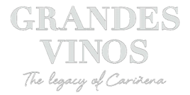 Logotipo correspondiente a la Bodega Grandes Vinos, con letras blancas sobre fondo transparente