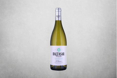 Botella de vino blanco Baltasar Gracian, de color verde, con etiqueta blanca, de la marca Bodegas San Alejandro, sobre un fondo gris