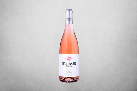 Botella de vino rosado Baltasar Gracian, de color rosado casi rojizo, con etiqueta blanca, de la marca Bodegas San Alejandro, sobre un fondo gris