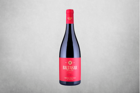 Botella de vino tinto Baltasar Gracian Vinas Viejas, de color rojo oscuro casi negro, con etiqueta roja, de la marca Bodegas San Alejandro, sobre un fondo gris