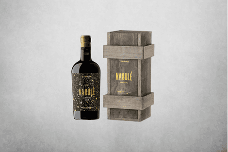 Botella de vino NABULÉ, presentado junto a su embalaje. BODEGAS ARAGONESAS